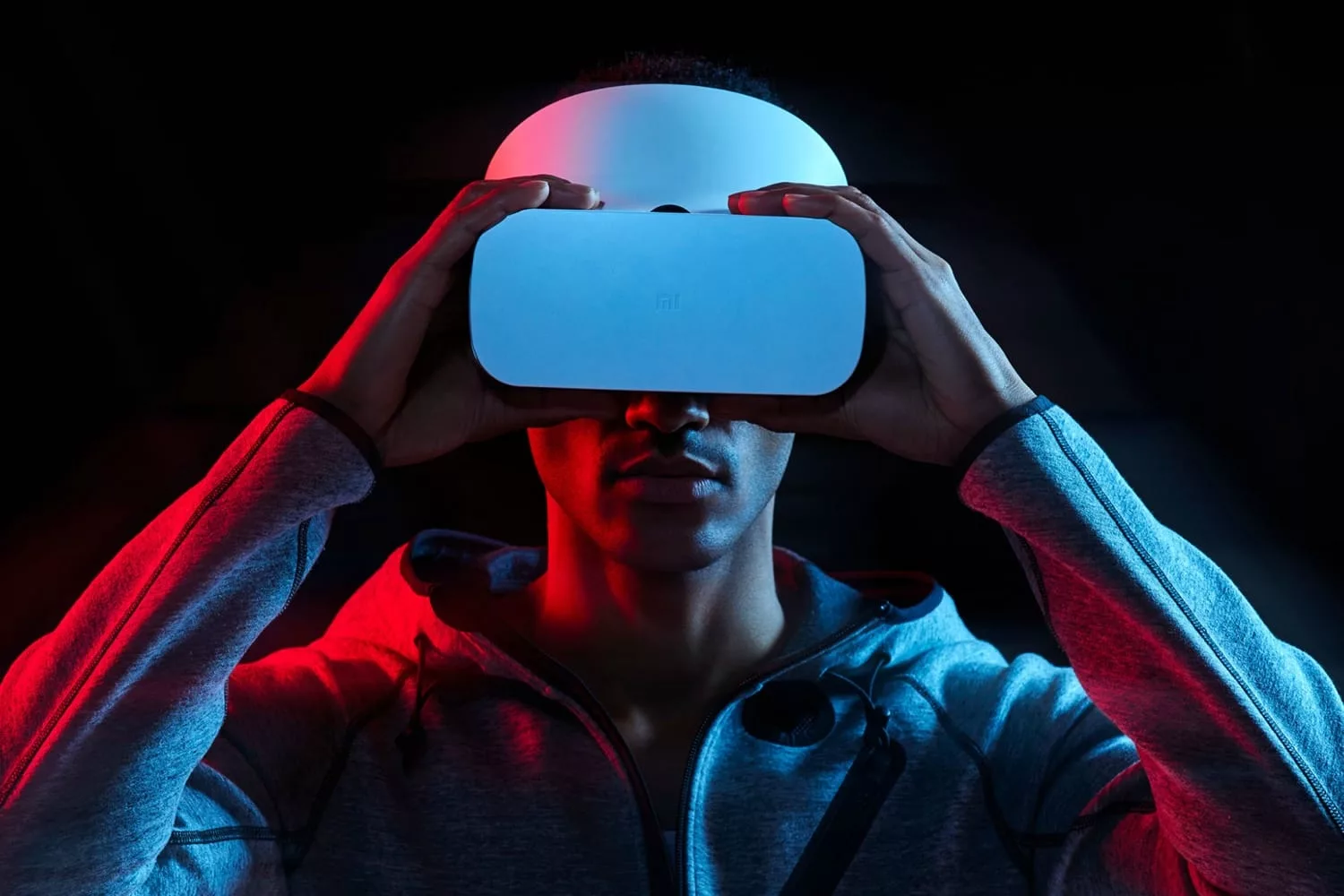 Vr тверь. Виртуальная реальность (Virtual reality, VR). VR очки Neon. Виар очки Ксиаоми. Человек в шлеме виртуальной реальности.